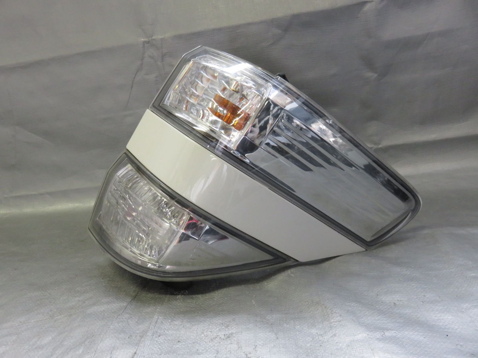 ★SB869/点灯OK ヴェルファイア GGH20W/後期 (右) テールライト/LEDテールランプ リアライト外側/純正 KOITO 58-28 刻印8 白070 /ANH20W ANH25W GGH25W