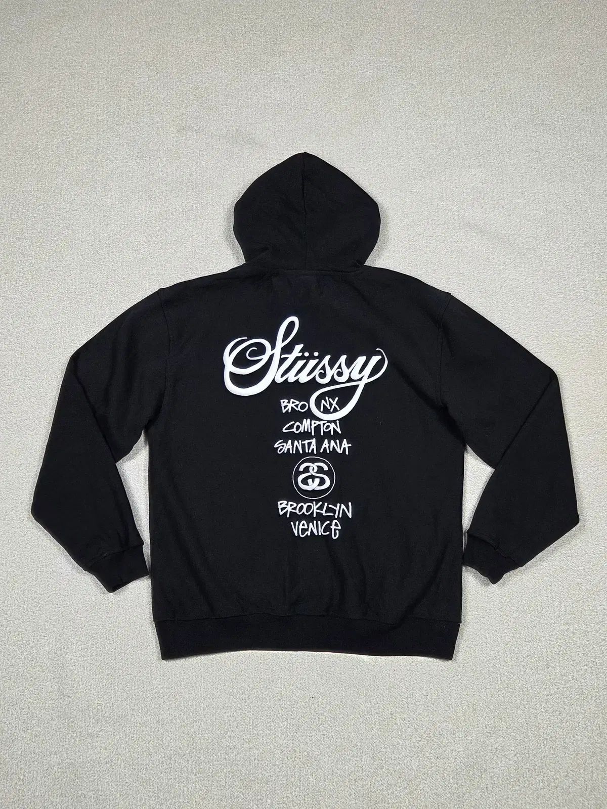 STUSSY WORLD TOUR フードジップアップ | A00373