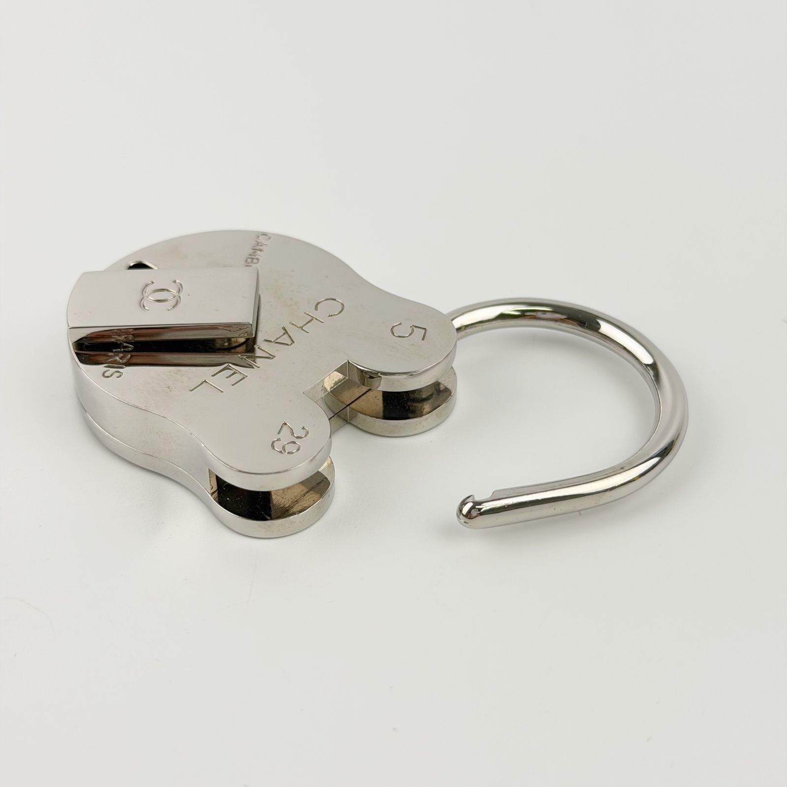 CHANEL シャネル シルバー NO.5チャーム 中古】CHANEL シャネル No.5 パドロック バッグチャーム キーリング