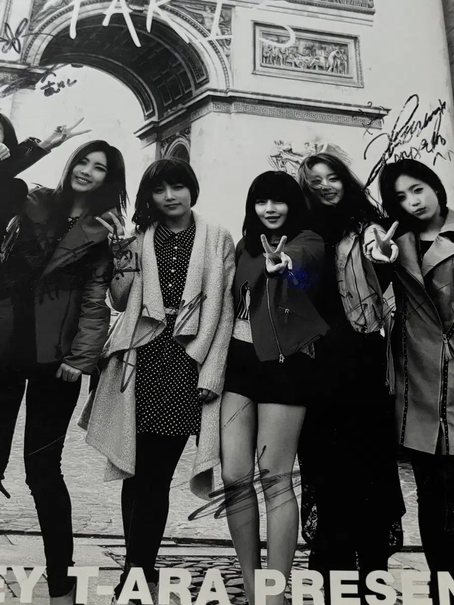 T-ARA（ティアラ）サイン入りフォトブック
