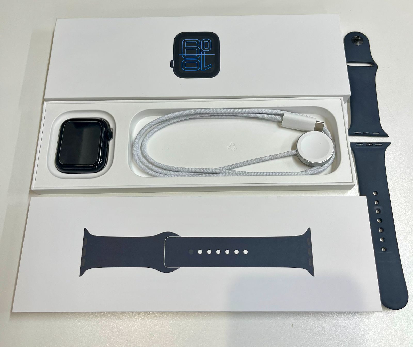 中古品　Apple Watch SE 3（GPSモデル）MEHN4J/A 44mm ミッドナイトアルミニウムケースとミッドナイトスポーツバンド