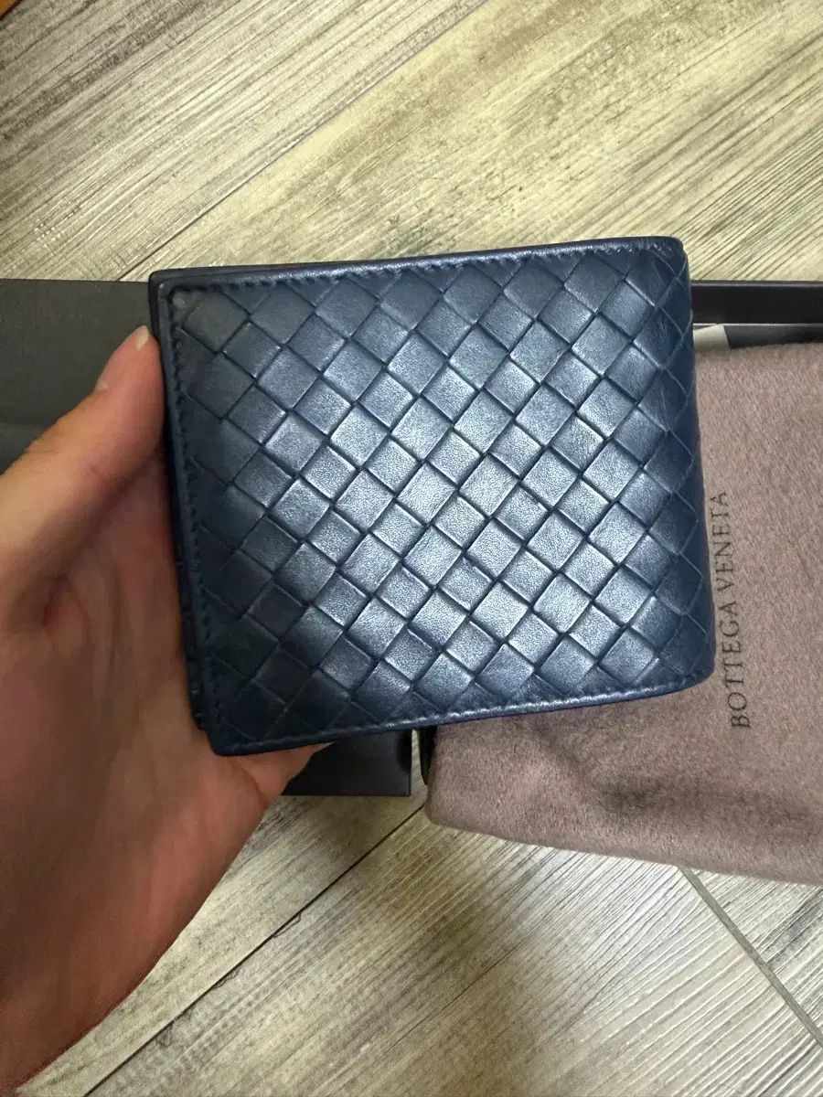 BOTTEGA VENETA ボッテガ・ヴェネタ イントレチャート 二つ折り財布 딥 ブルー 出品 27,071円