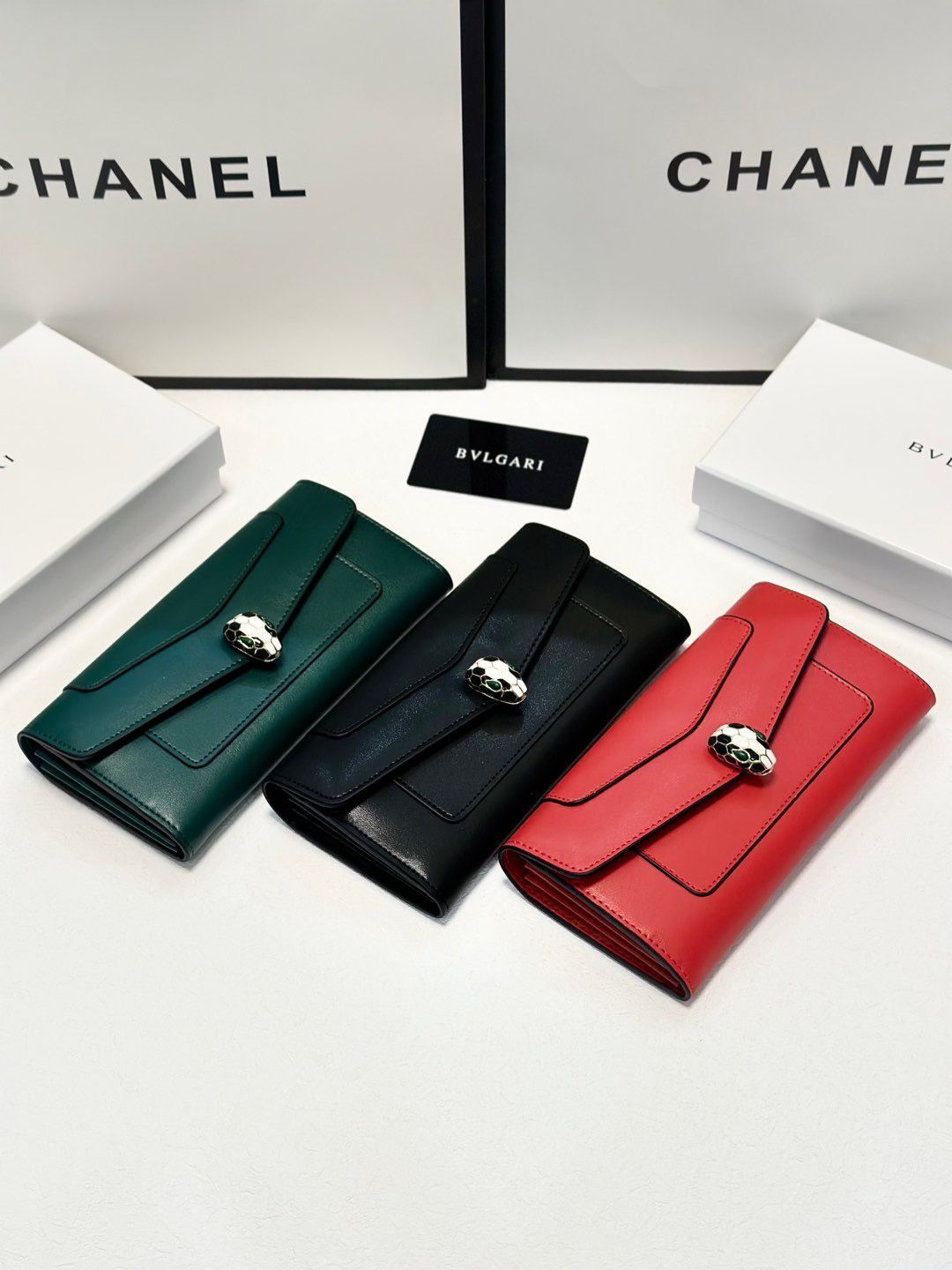 【今日特価】BVLGARI レディースウォレット, ブラック/グリーン/レッド, 高級レザー使用, 高品質でスタイリッシュなデザイン！ [本日特価|新品未使用品]