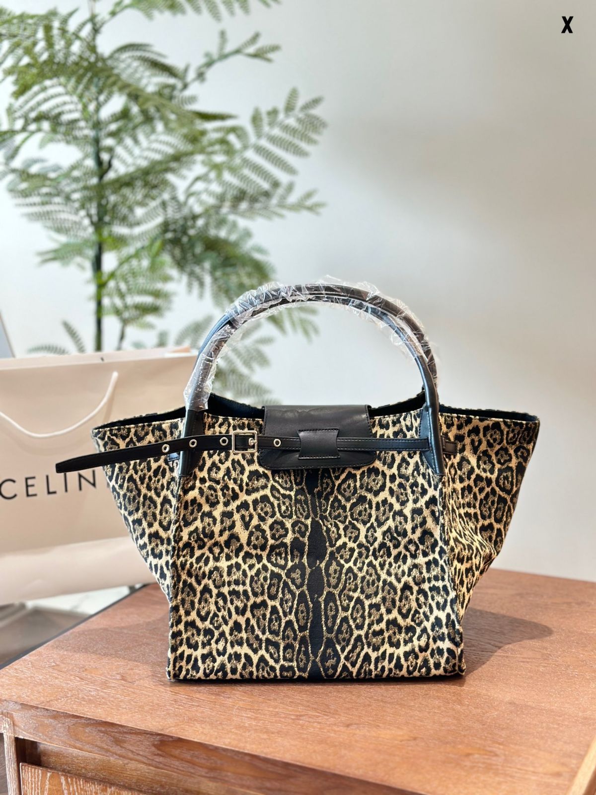 【今日特価】Celine 豹紋 ウィング ショッピングバッグ！国内送料無料！限定在庫セール価格です！
