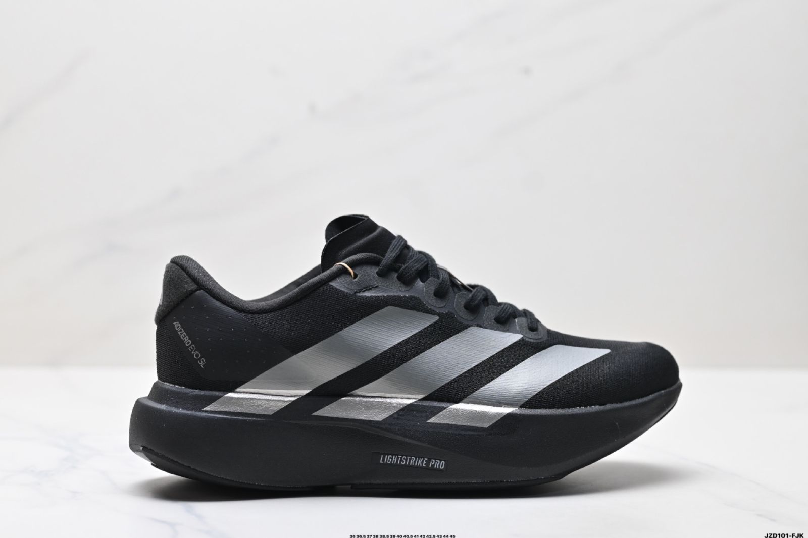 アディダス Adidas Adizero Evo SL。快適でユニバーサルなスリップ防止と耐磨耗性を備えたロートップのカジュアルランニングシューズです。