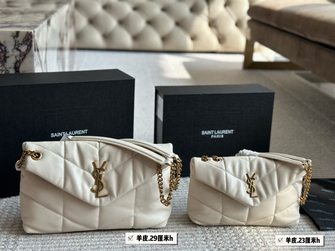 YSL の Loulou Puffer クッションバッグ（大きさ：29×22cm、小ささ：23×16cm）