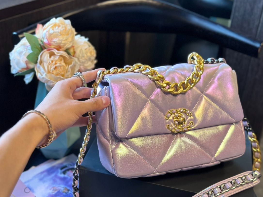 【今日特価！】Chanel 19 ミニ ラムスキン 見事なパールグラデーション 送料無料！在庫限定のお得な価格です！