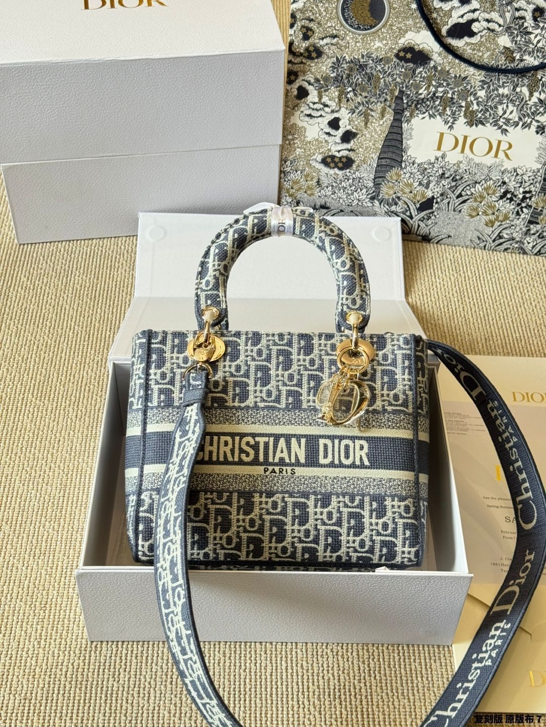 【今日特価】Dior Lady D-Lite 刺繍バッグ スターズ同款 24cm 斜め掛けストラップ付き