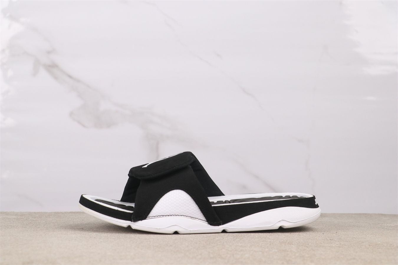 【今日特価】Air Jordan 4 エアジョーダン 4 代 705163-011 ブラックホワイト スリッパ