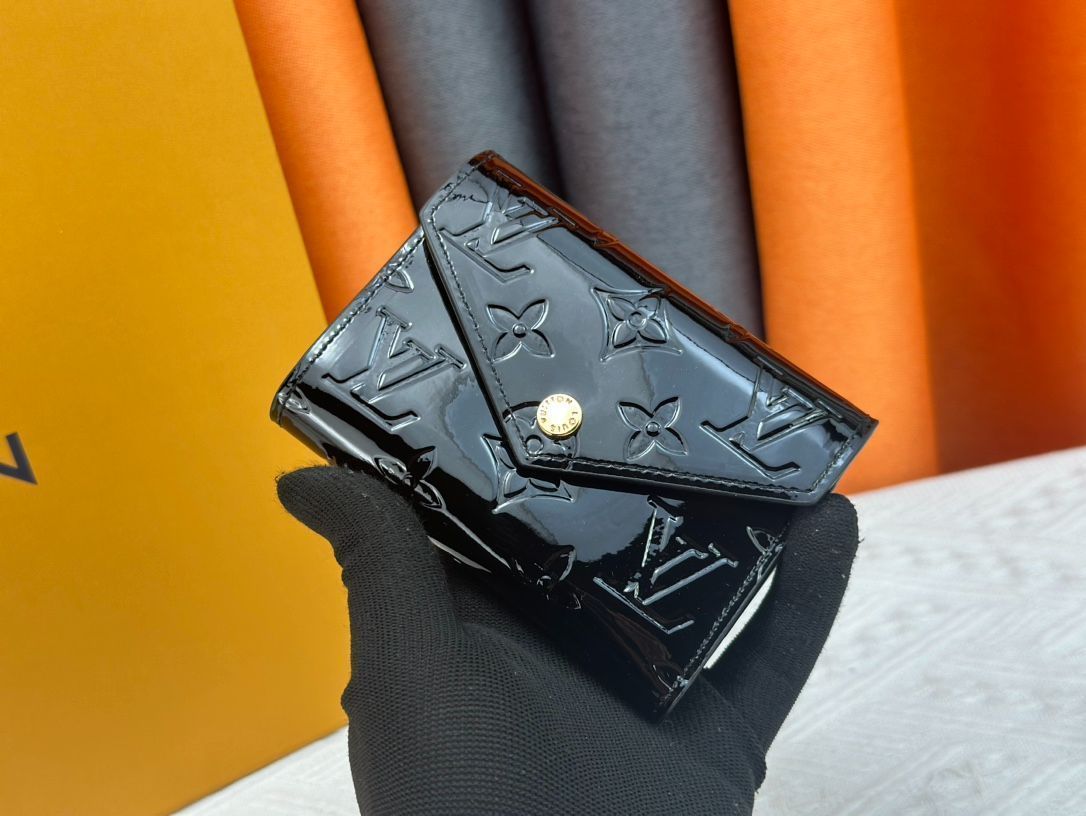 LVルイ・ヴィトン/財布/エナメルMonogram Unplantレザー、“Portefeuille Victorine”。コンパクトだがコインや紙幣ポケット、6つのカードスロットなど実用的な機能を持つエンベロープ型財布。[本日特価|新品未使用品]
