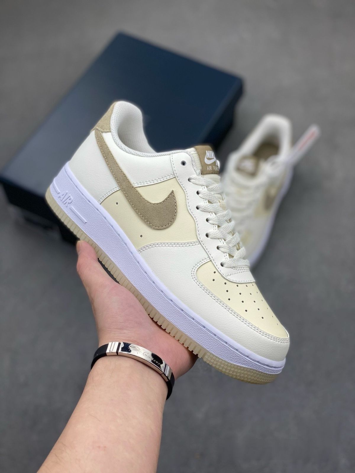 お値下げしました??即購入 箱付新品?? Nike Air Force 1 07 lv8 Low fn5832-101 男女兼用ナイキ