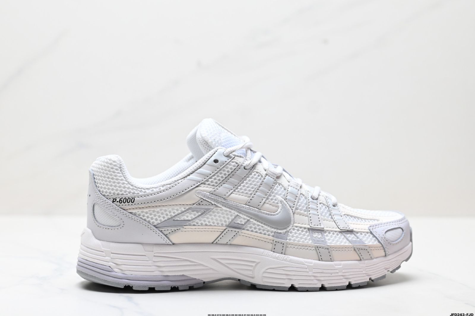 ナイキ(Nike)Initiator Running 超人気レトロパパシューズランニングシューズ。