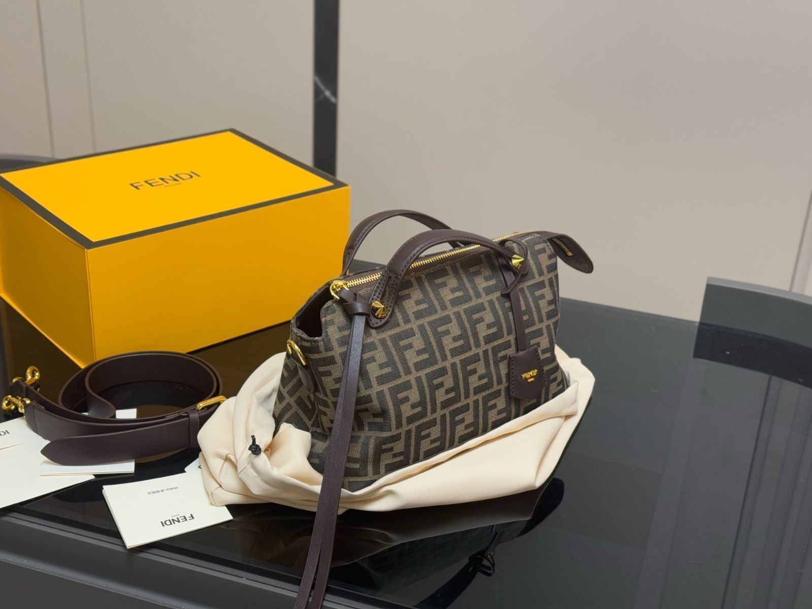 【今日特価】Fendi Peekaboo Pillow Bag（フェンディ ピーカブー ピローバッグ）