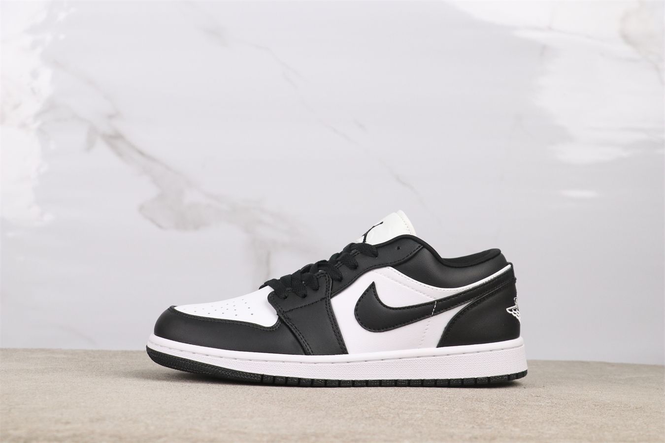 【今日特価】Air Jordan / エア ジョーダン AJ1 ブラック / ホワイト DC0774-101