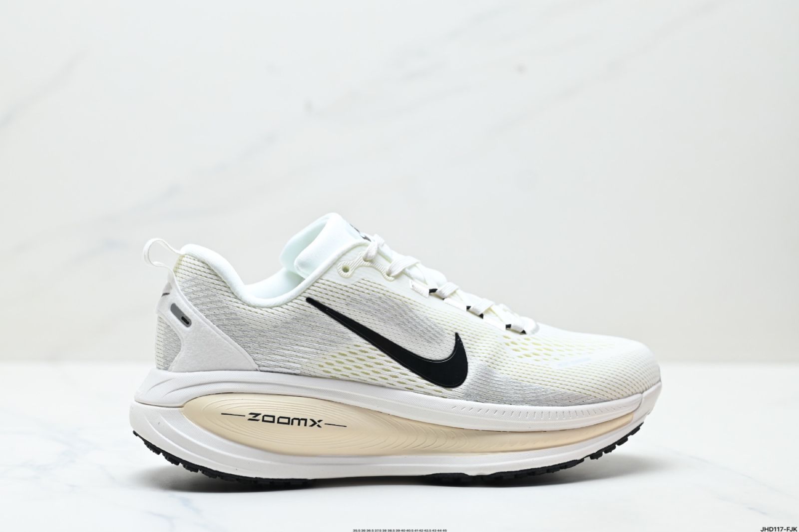 ナイキ Nike VOMERO 18 快適で衝撃吸収・滑り止め性能を備えたローカットランニングシューズ