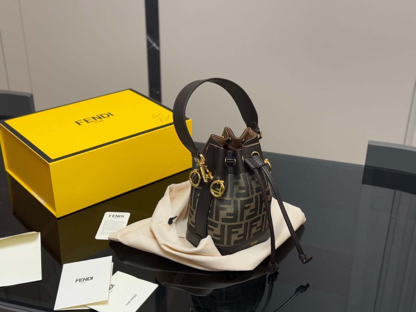 【今日特価】Fendi クラシック バケットバッグ送料無料 今の在庫はお得な価格です 12,780円