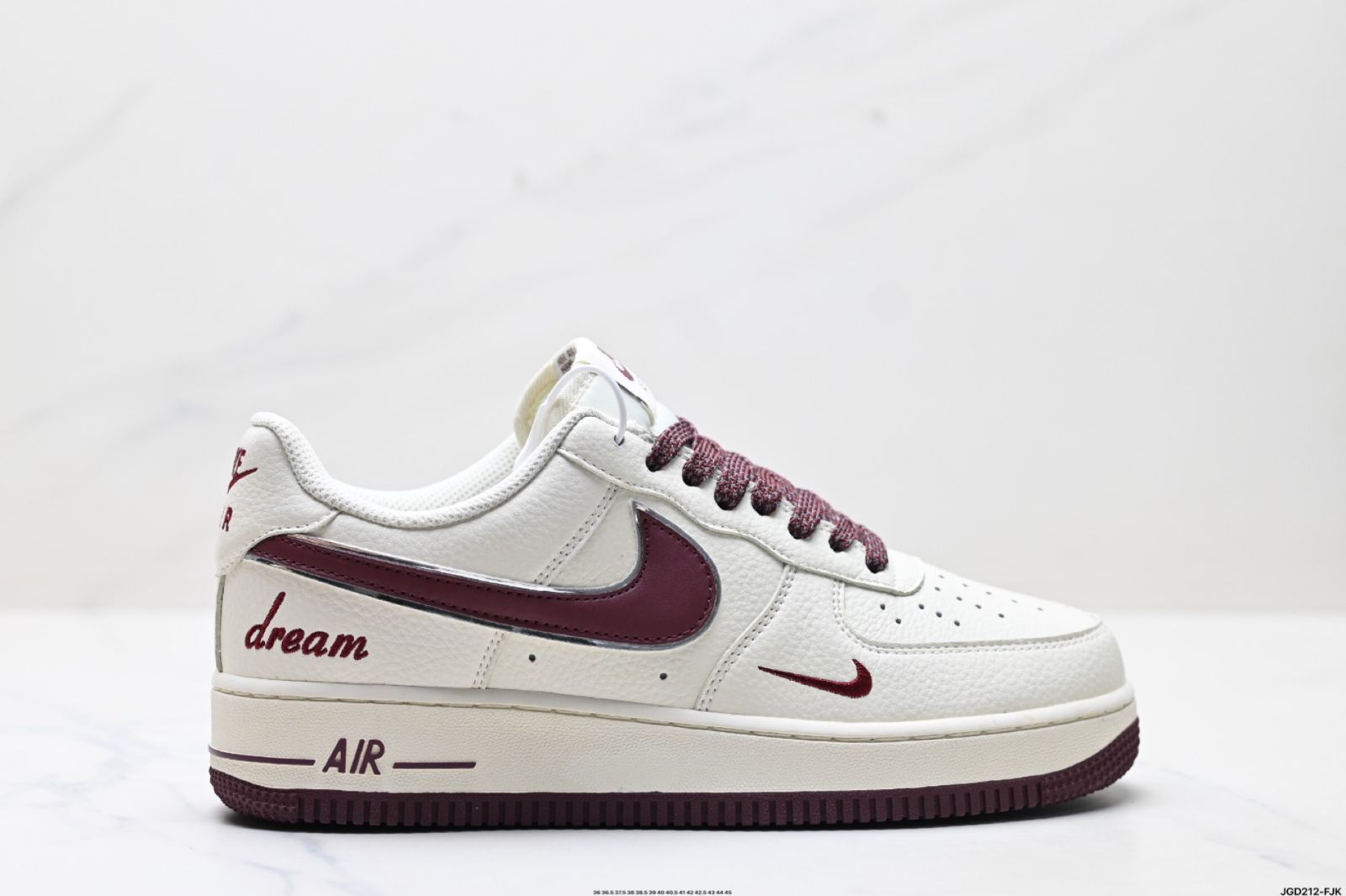 NIKE AIR FORCE 1‘07 LV8オリジナルの型紙とボードを使用し、純正なロートップエアフォースワンのフォルムを実現