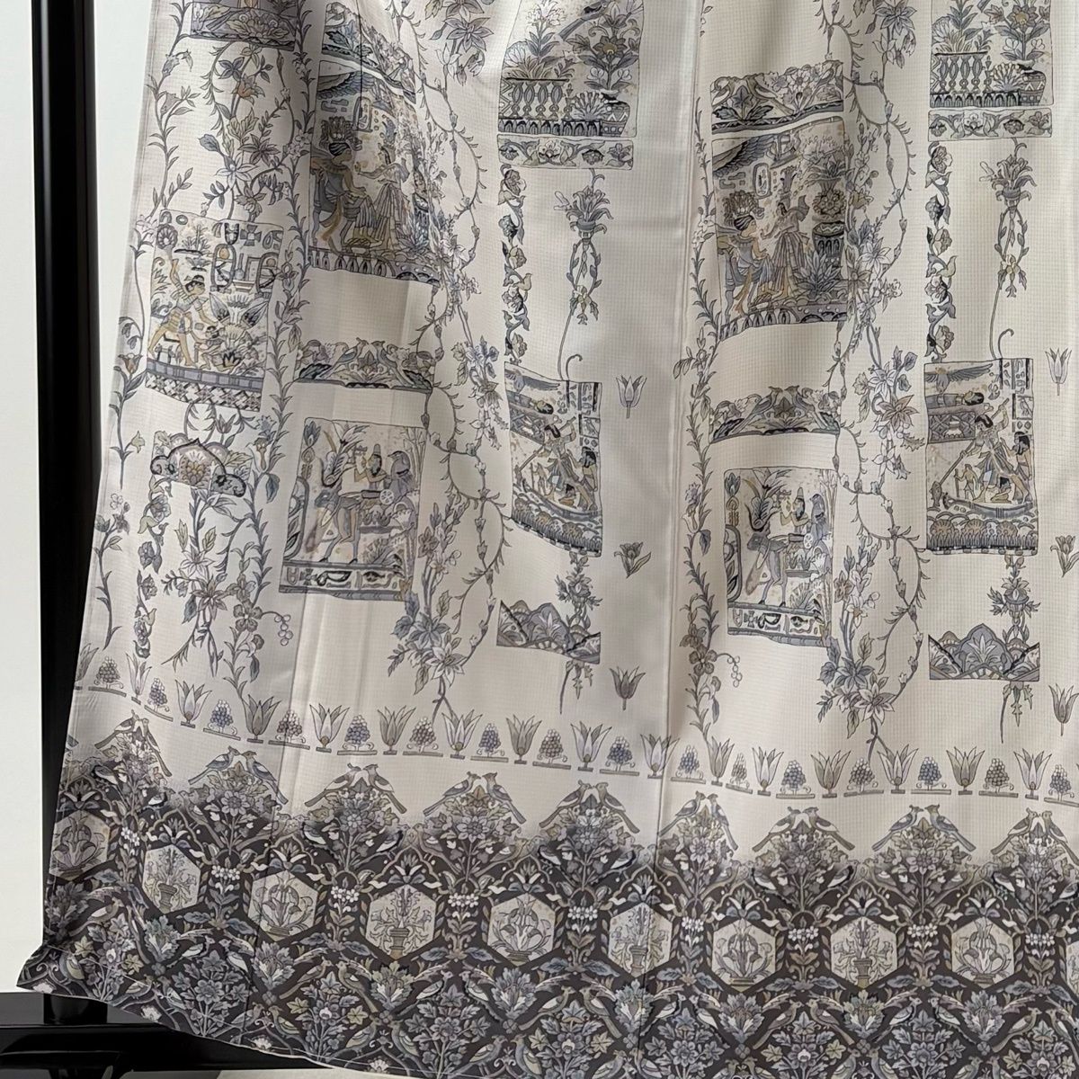 【美品】 訪問着 身丈161cm 裄丈62cm S 袷 大島紬地 コプト柄 草花 金彩 灰白 正絹 秀品 【中古】