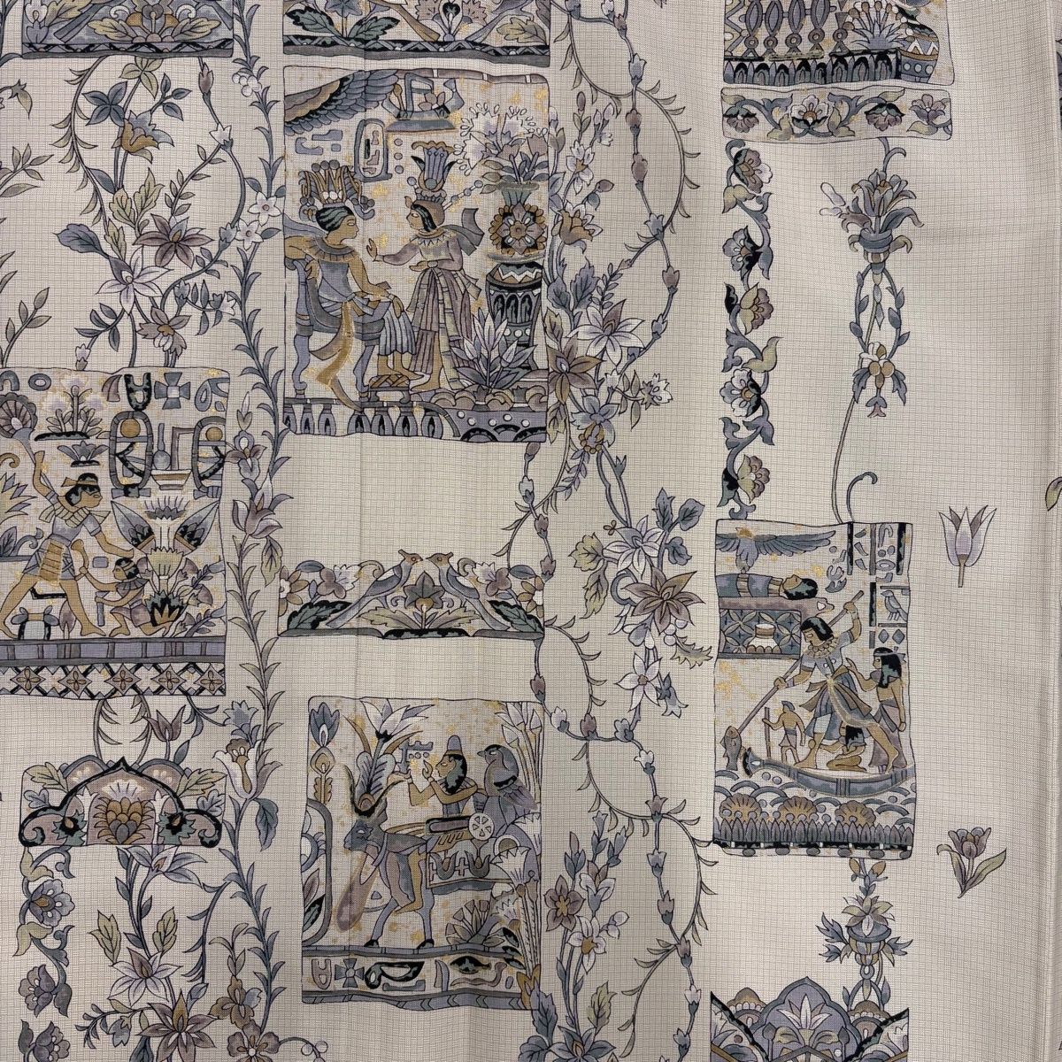 【美品】 訪問着 身丈161cm 裄丈62cm S 袷 大島紬地 コプト柄 草花 金彩 灰白 正絹 秀品 【中古】