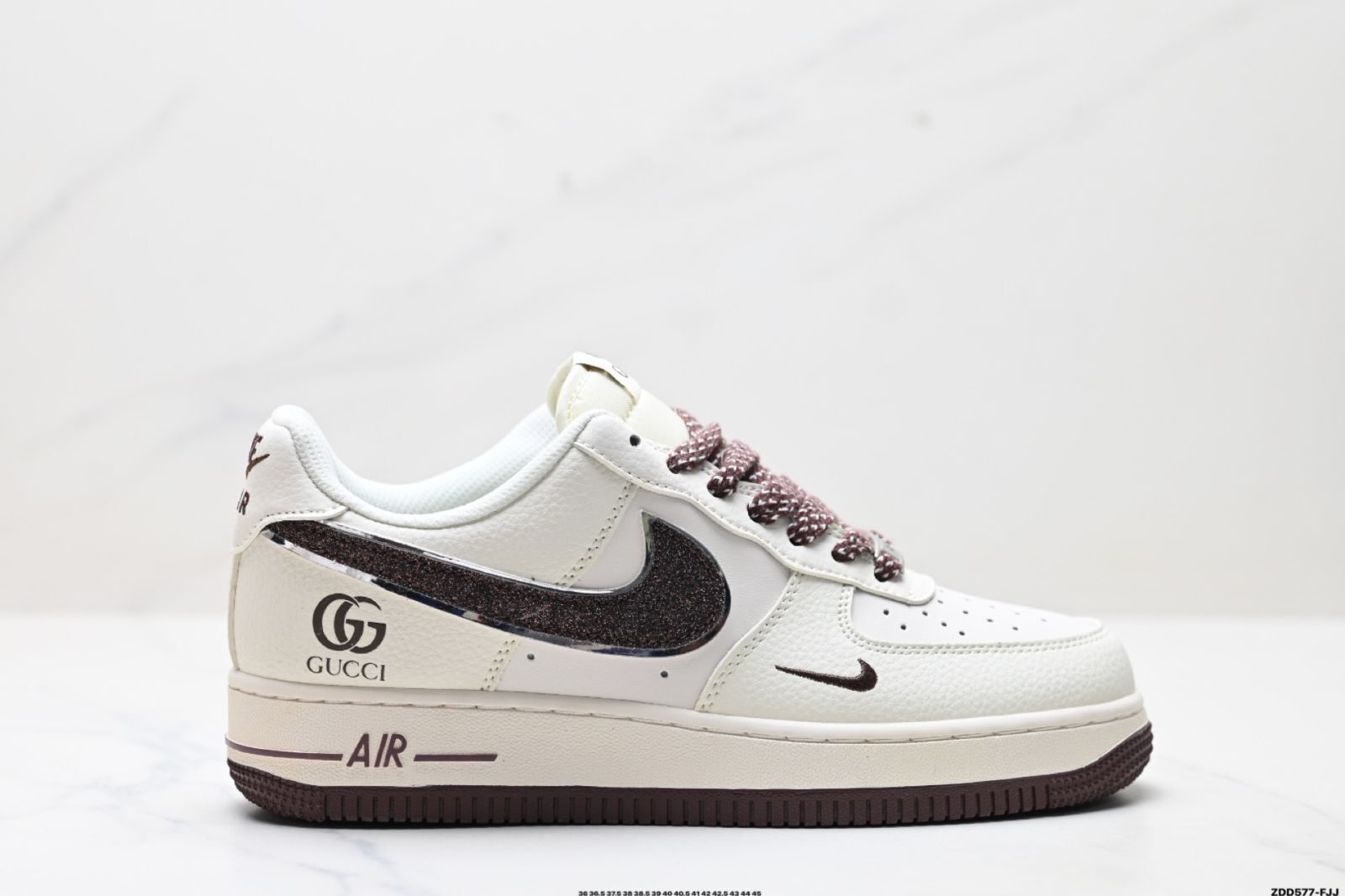NIKE AIR FORCE 1’07 LV8 ピュアロートップのエアフォースフォームを作り上げる