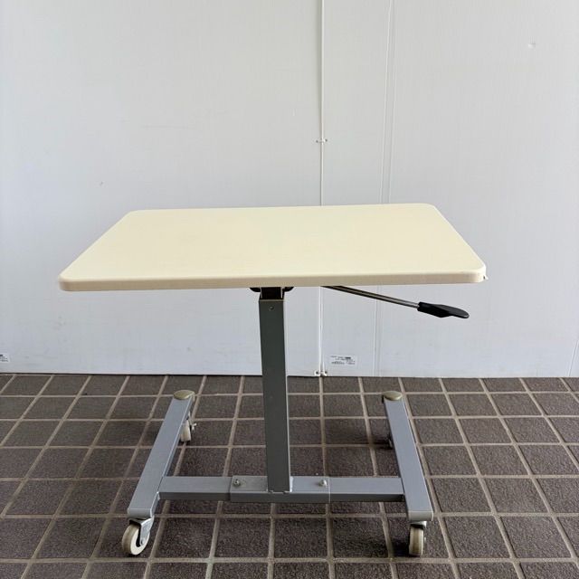 配送不可、現地引取のみ、リユース品】昇降テーブル キャスター付き 