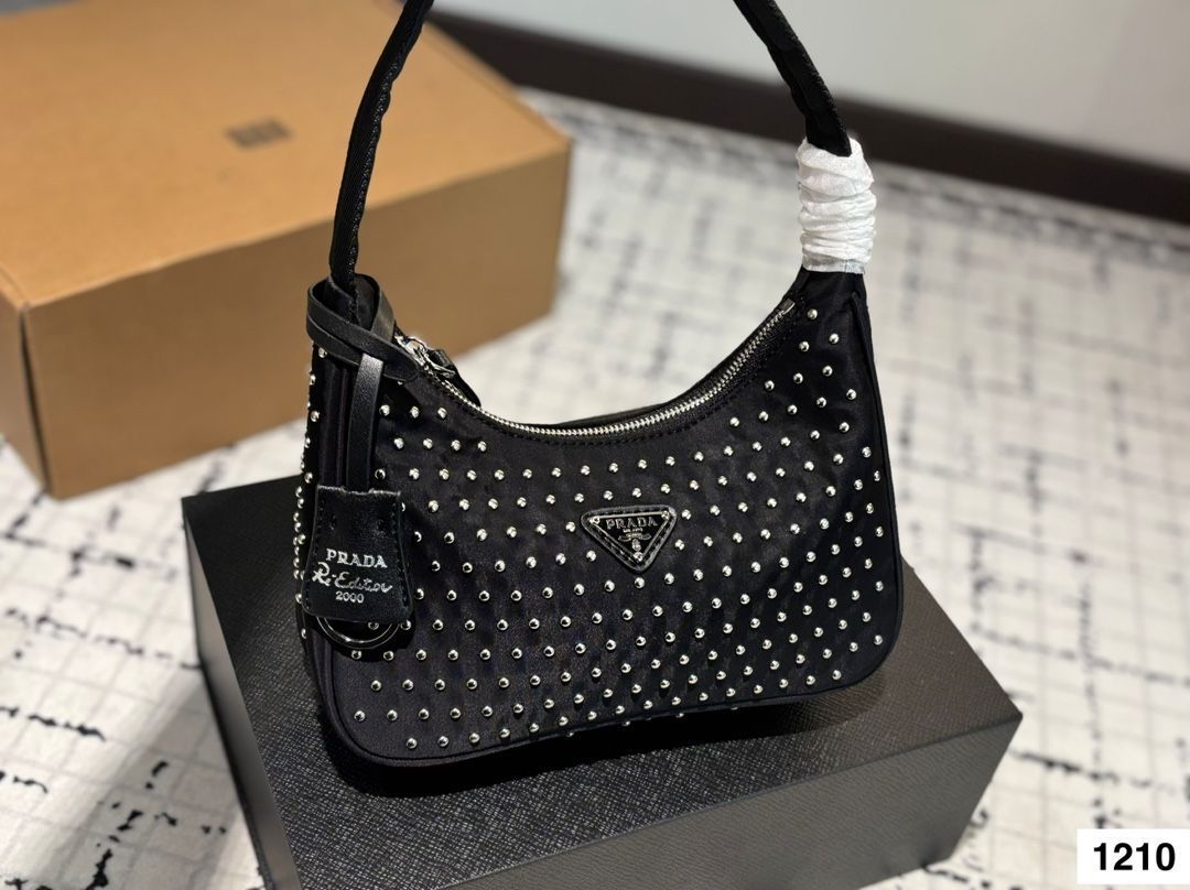 PRADA レザー アンダーアームバッグ ? 21×12cm [本日特価|新品未使用品]-WT0輸入