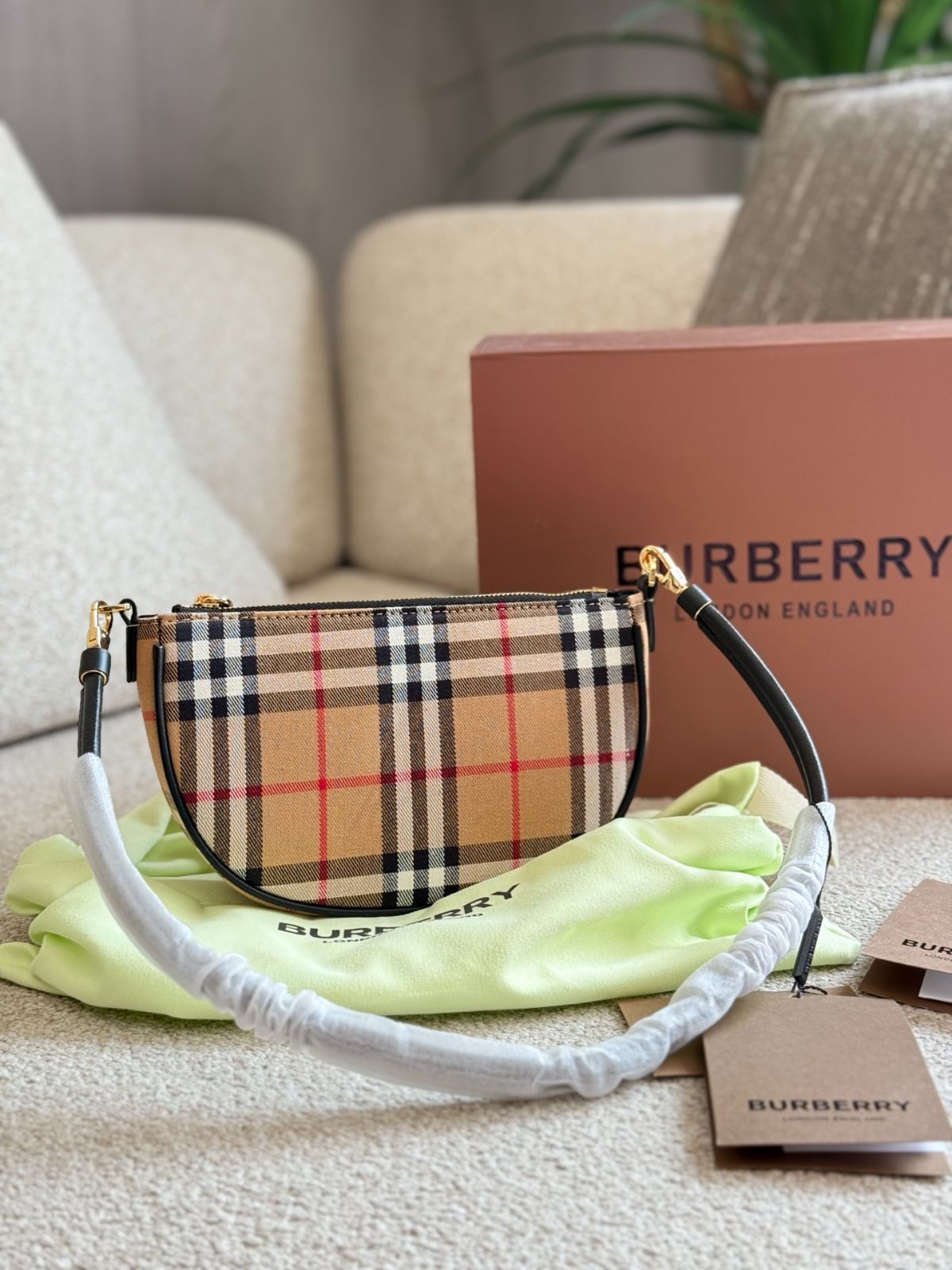 【今日特価】Burberry Olympia Half - Moon Bag・バーバリー オリンピア ハーフムーン バッグ-WTO輸入