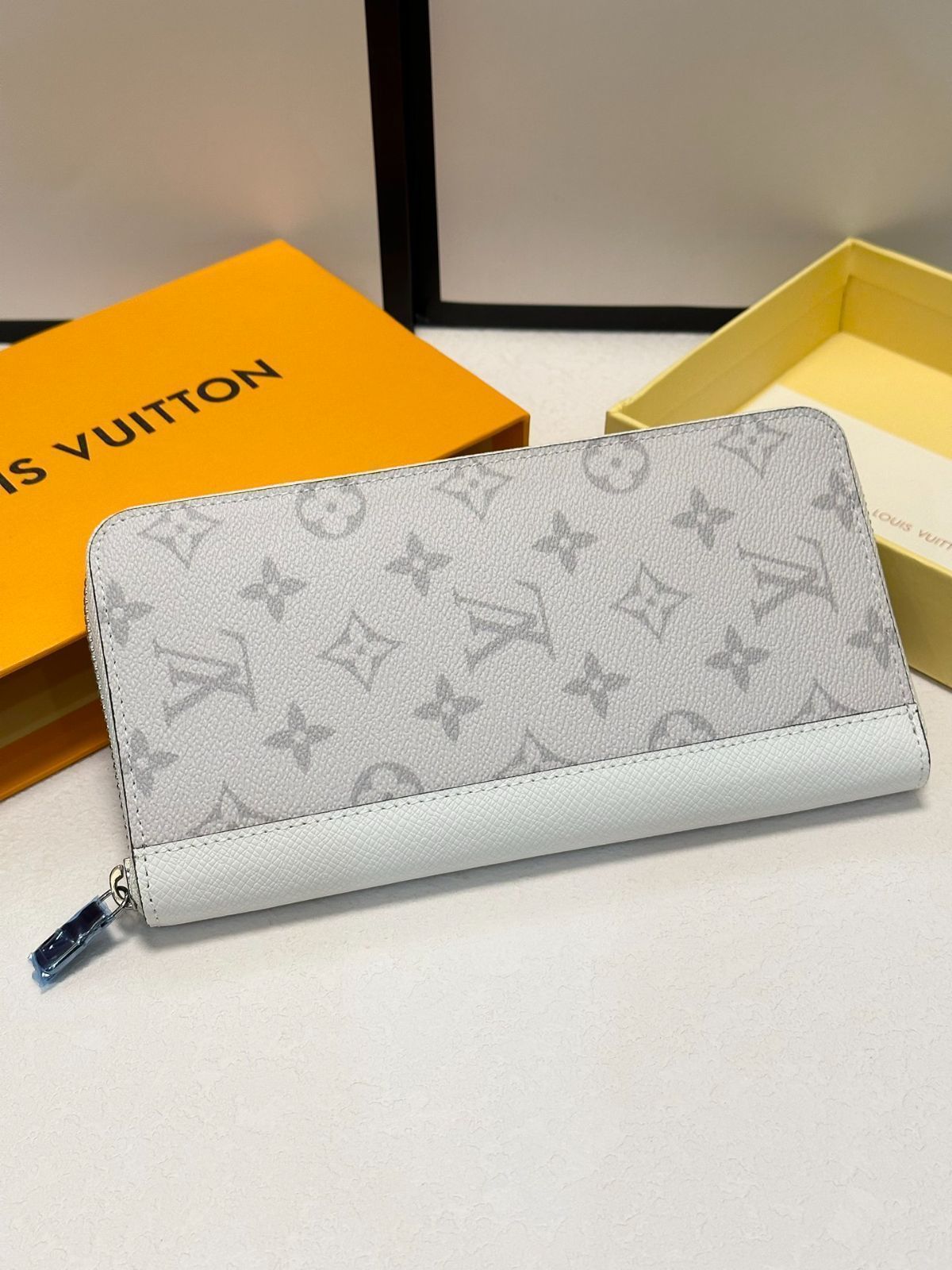Louis Vuittonルイヴィトン、財布、クレジットカードスロットに紙幣と手形を保管し、現金を保管できるステープル付き仕切り[本日特価|新品未使用品]