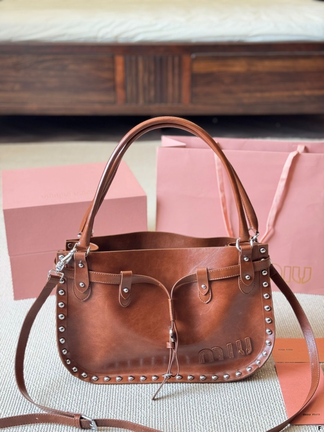 【今日特価】Miu Miu 牛皮愛心鉚釘?子腋下バッグ（Miu Miu Cowhide Heart-shaped Rivet Dumpling Armpit Bag）-WTO輸入