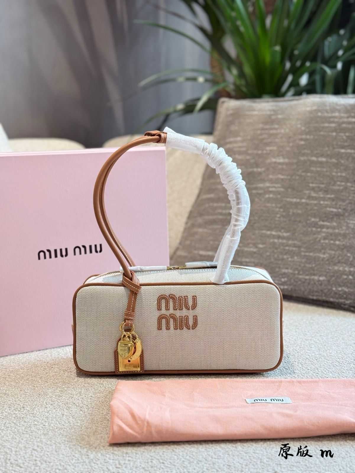 【今日特価】Miu Miu 2025 Pop-up Canvas Bowling Bag - ミュウミュウ 2025 ポップアップ キャンバス ボウリングバッグ-WTO輸入2