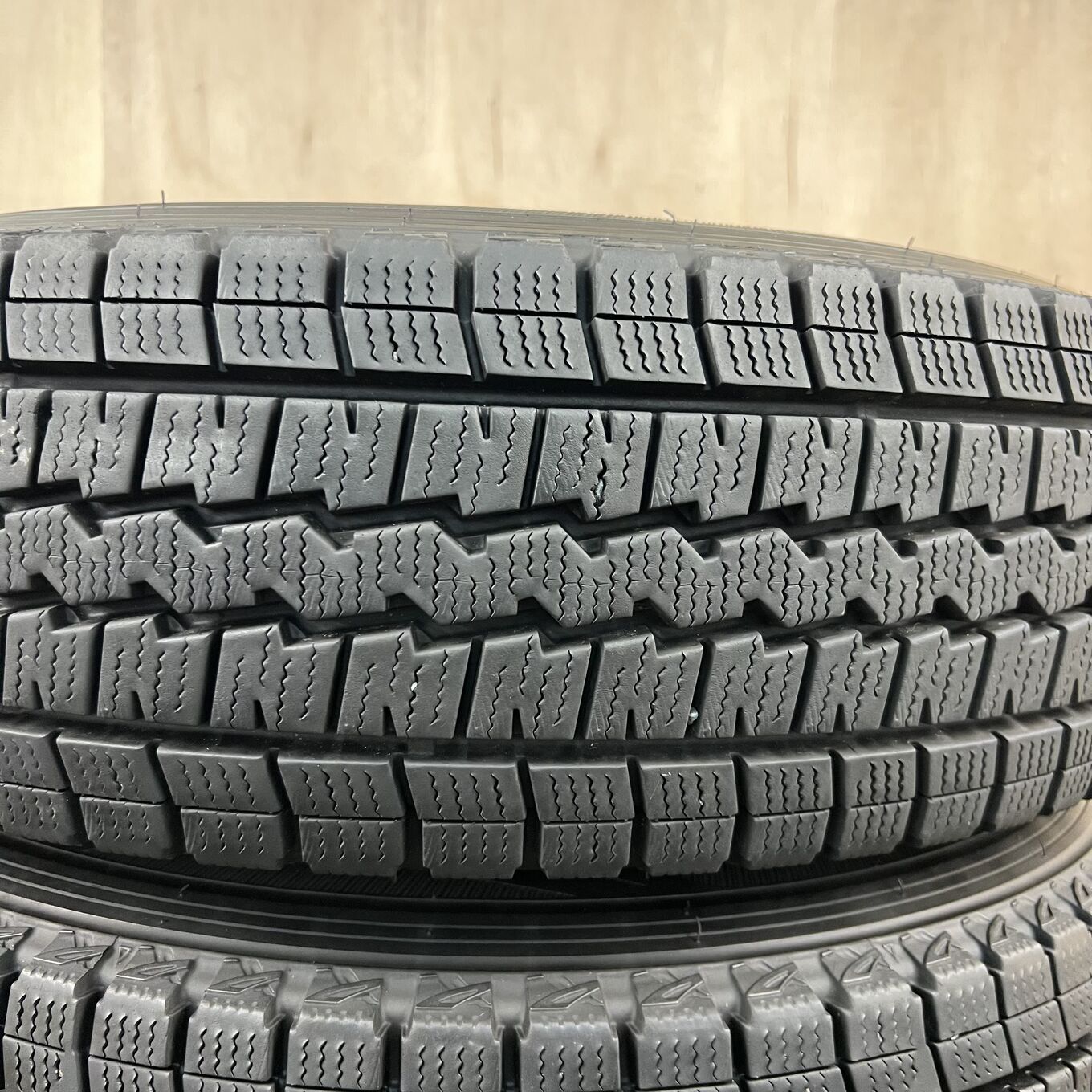 タイヤのみ]スタッドレスタイヤ 195/80R15 DUNLOP WINTER MAXX SV01 4