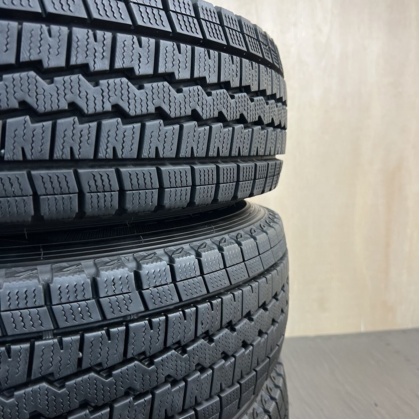 タイヤのみ]スタッドレスタイヤ 195/80R15 DUNLOP WINTER MAXX SV01 4 