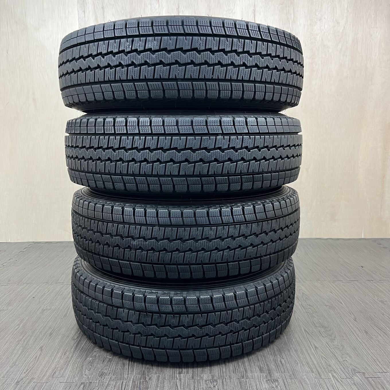 [タイヤのみ]スタッドレスタイヤ 195/80R15 DUNLOP WINTER MAXX SV01 4本セット #103T40426