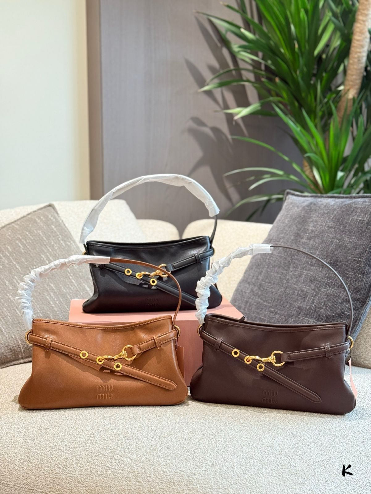 【今日特価】MIUMIU Aventure Nappa アームピッチバッグ（35cm）