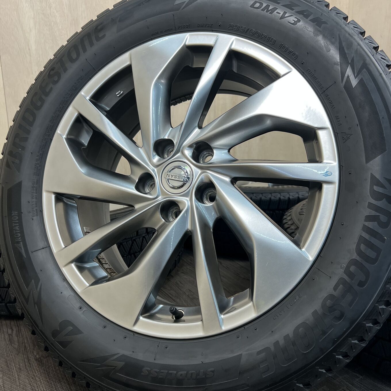 [セット]純正NISSSAN 18インチ + BRIDGESTONE スタッドレスタイヤ 235/60R18 #135S40426