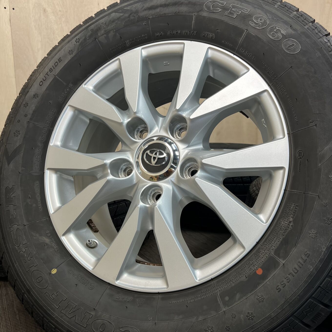 [セット]純正TOYOTA 18インチ + コンフォーサー スタッドレスタイヤ 285/60R18 #141S40426