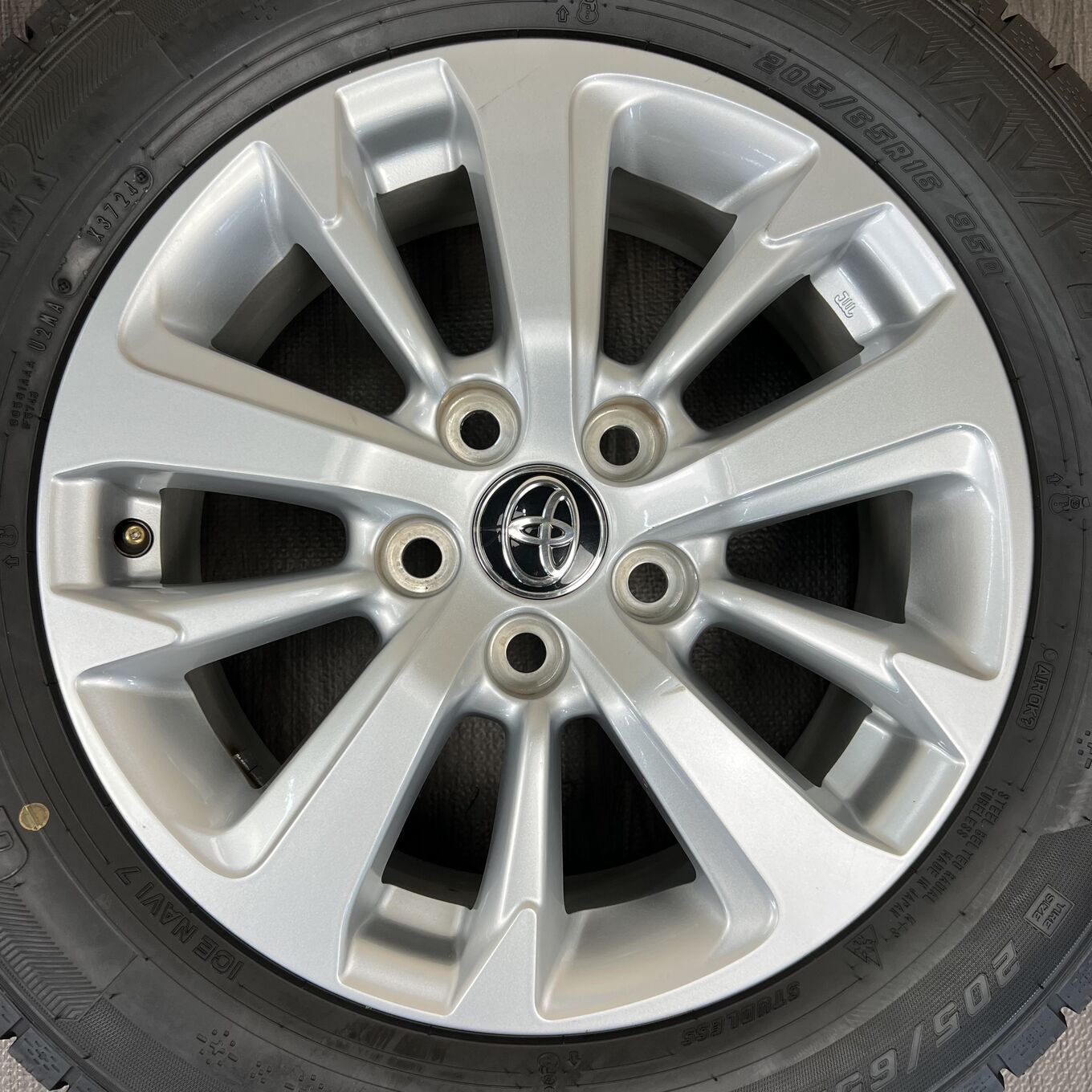 セット]純正TOYOTA 16インチ + GOODYEAR スタッドレスタイヤ 205/65R16 