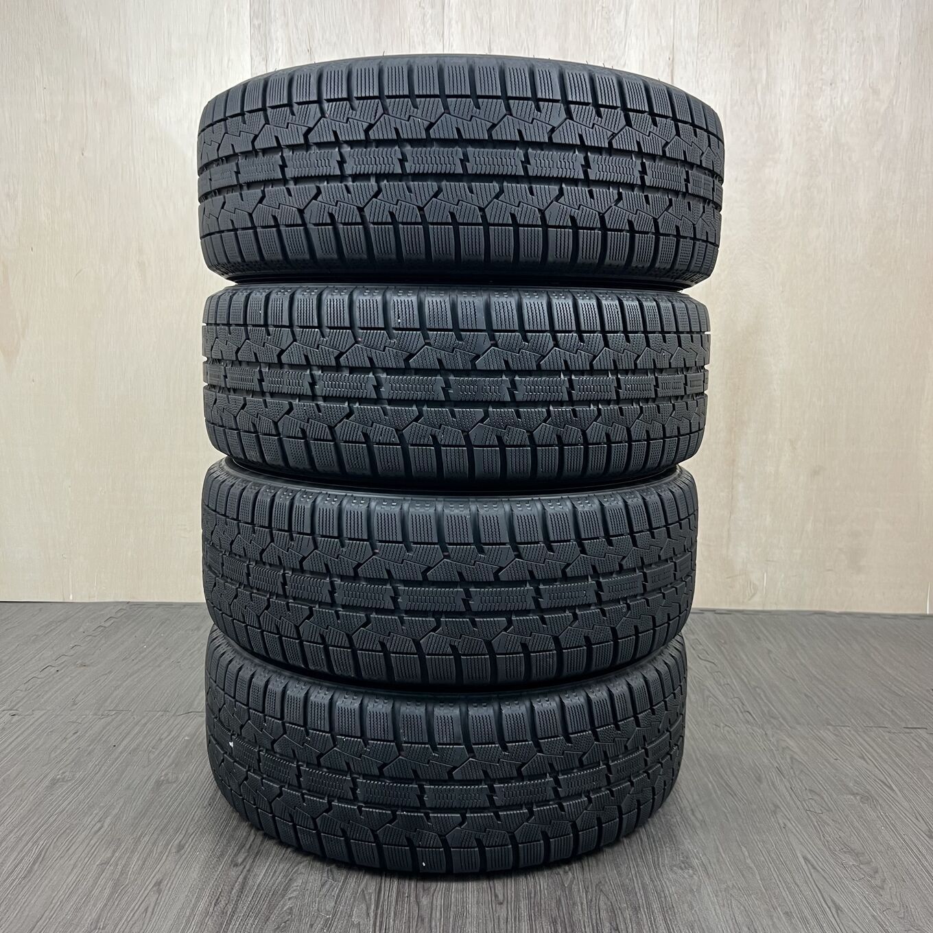 [タイヤのみ]スタッドレスタイヤ 215/55R17 TOYO OBSERVE GARIT GIZ2 4本セット #188T40426