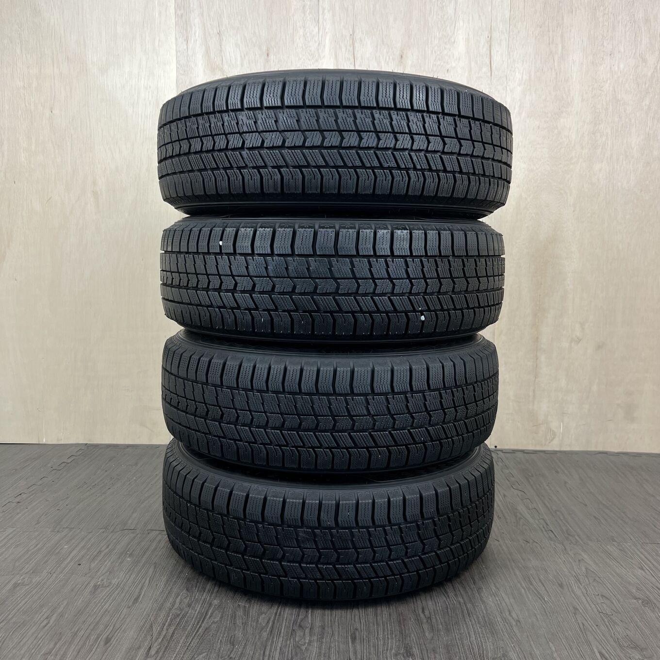 [タイヤのみ]スタッドレスタイヤ 195/60R17 GOODYEAR ICE NAVI 8 4本セット #194T40426