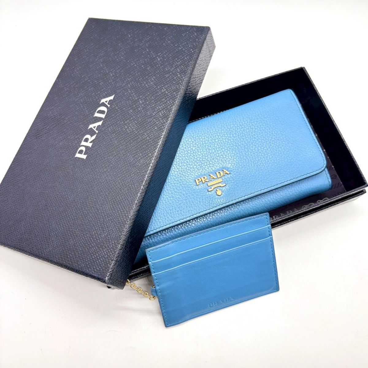 青に宿る余裕】 PRADA 長財布 ゴールド金具 シボ革 カードケース付き 