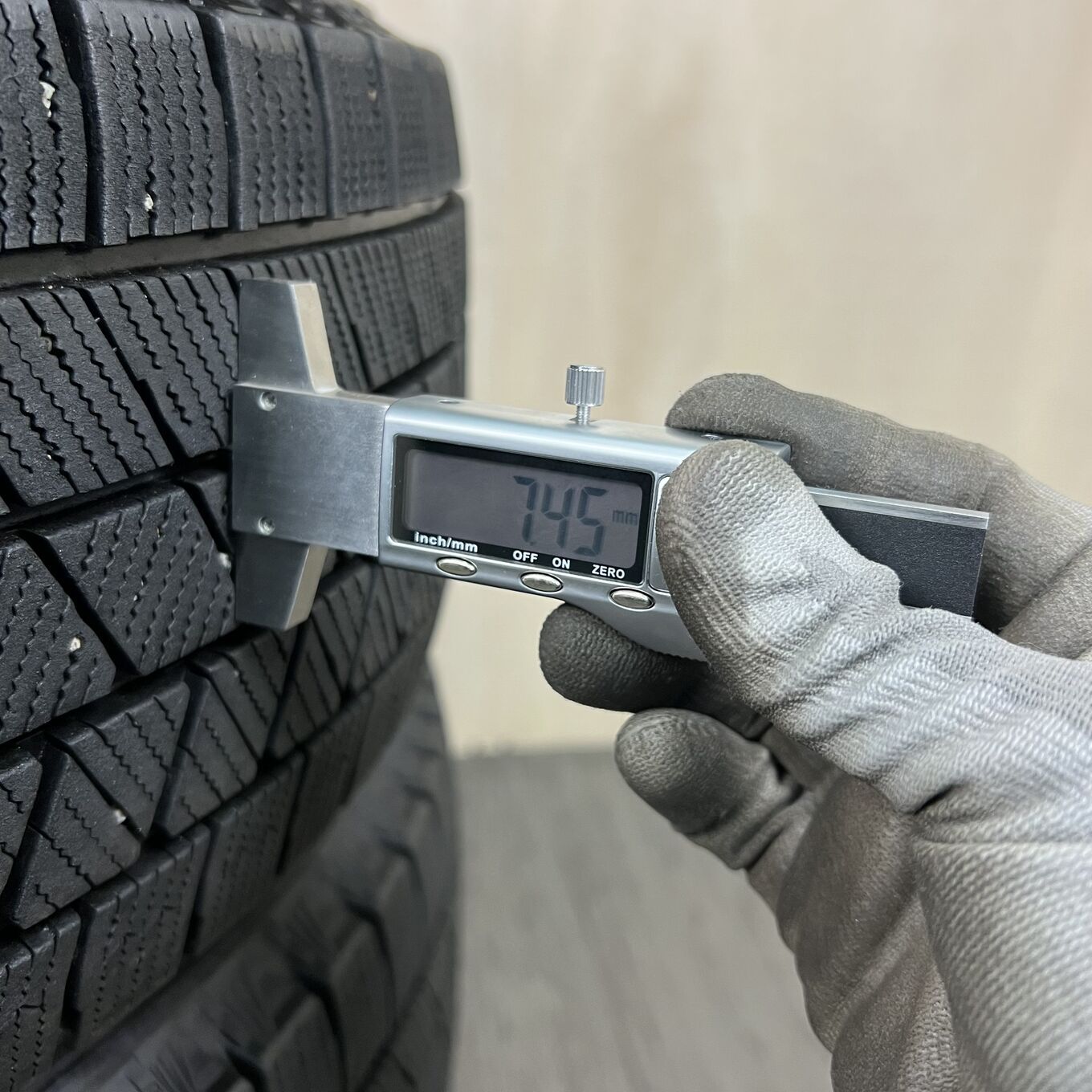 タイヤのみ]スタッドレスタイヤ 205/65R16 BRIDGESTONE BLIZZAK VRX3 4 