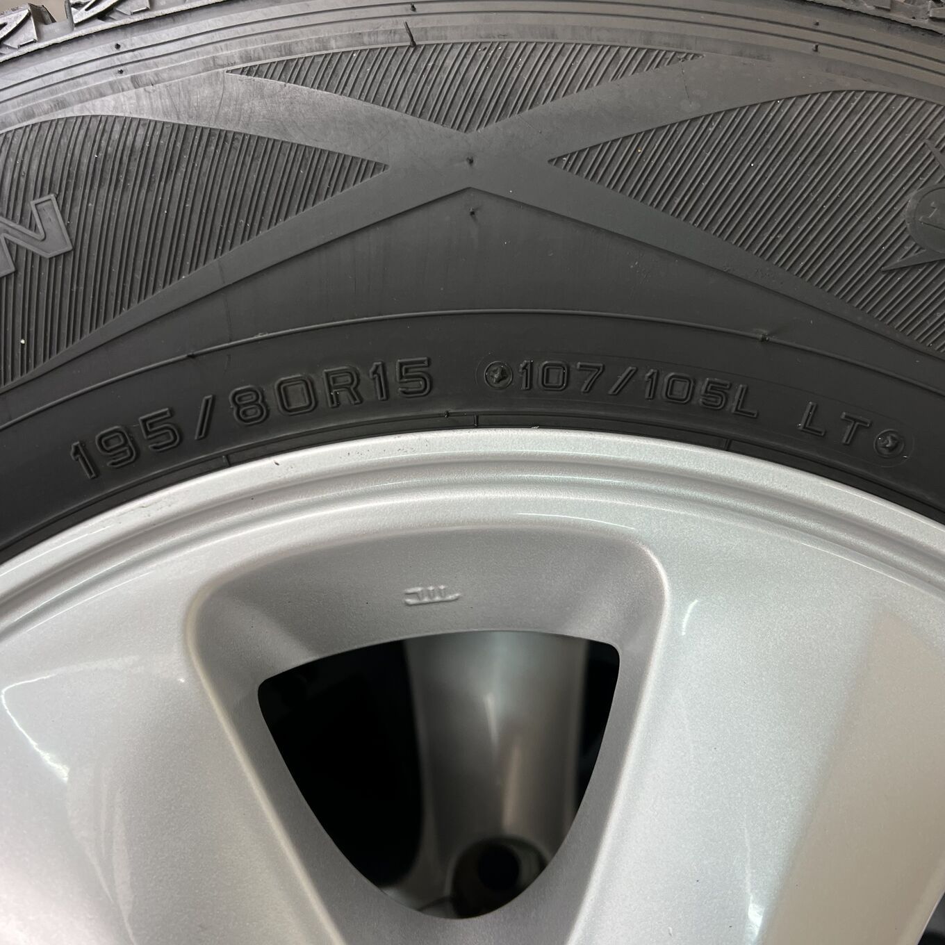 タイヤのみ]スタッドレスタイヤ 195/80R15 DUNLOP WINTER MAXX SV01 4