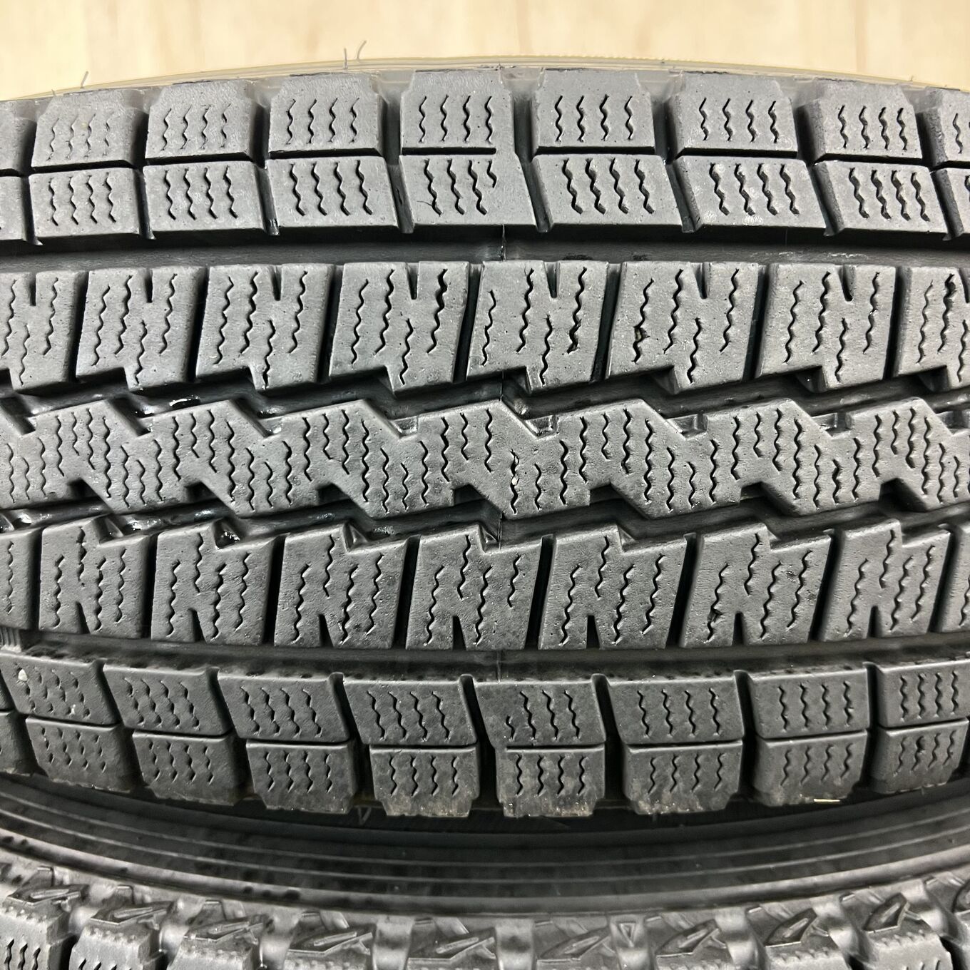 タイヤのみ]スタッドレスタイヤ 195/80R15 DUNLOP WINTER MAXX SV01 4