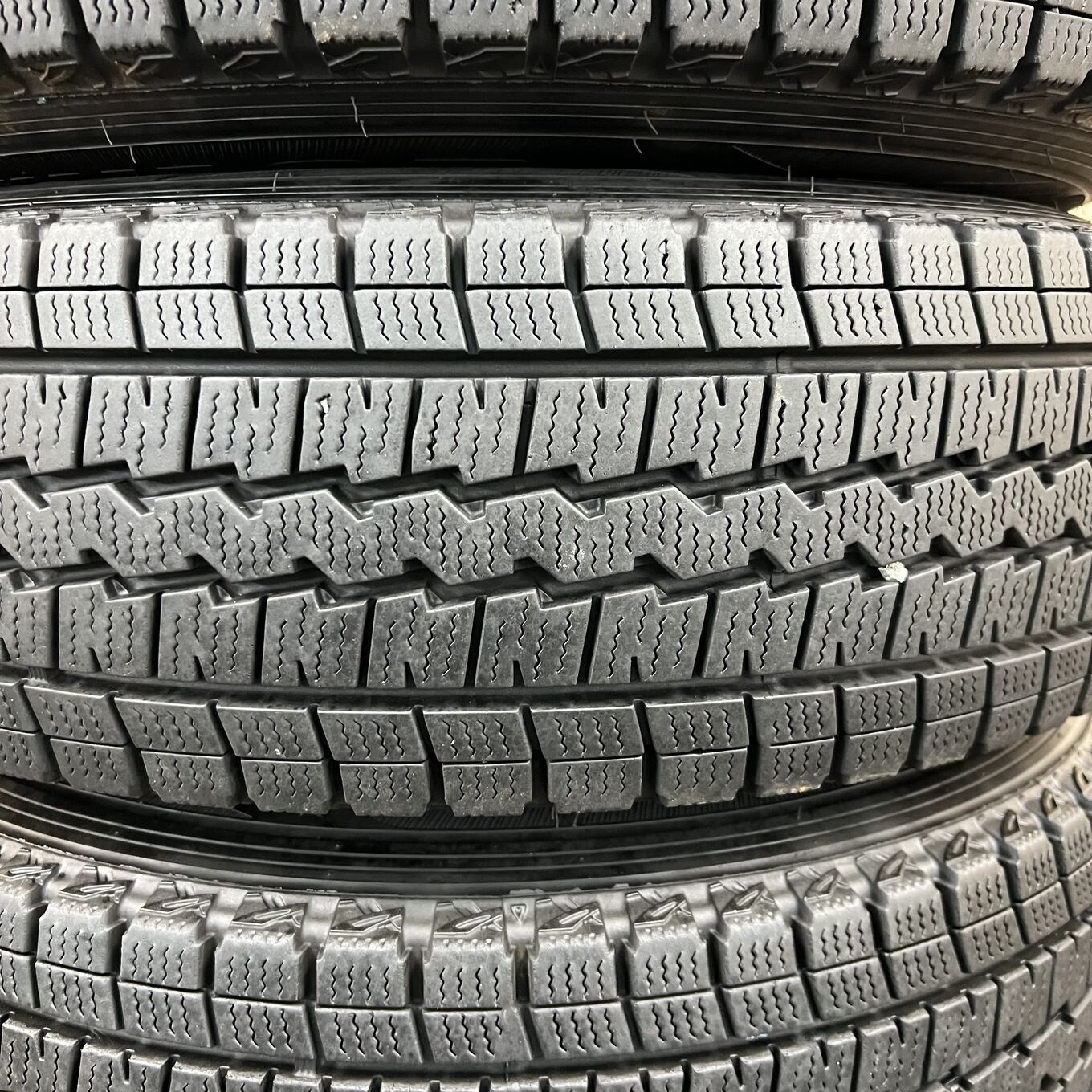 タイヤのみ]スタッドレスタイヤ 195/80R15 DUNLOP WINTER MAXX SV01 4