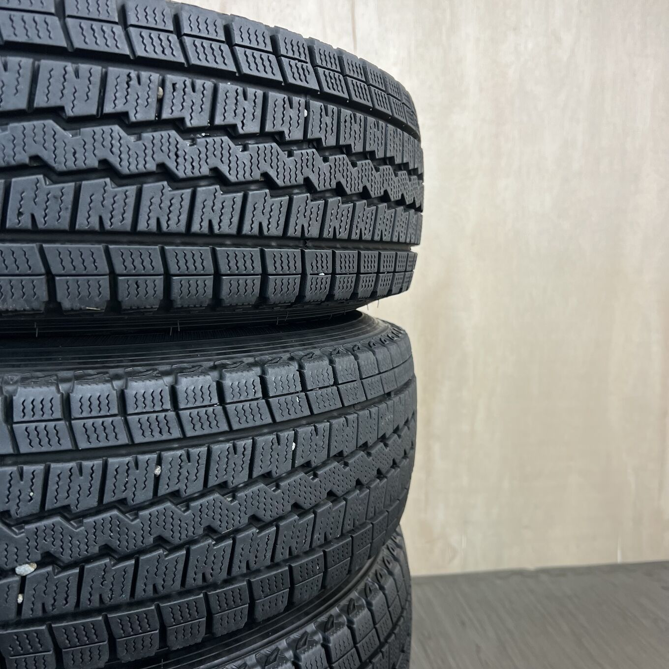 タイヤのみ]スタッドレスタイヤ 195/80R15 DUNLOP WINTER MAXX SV01 4