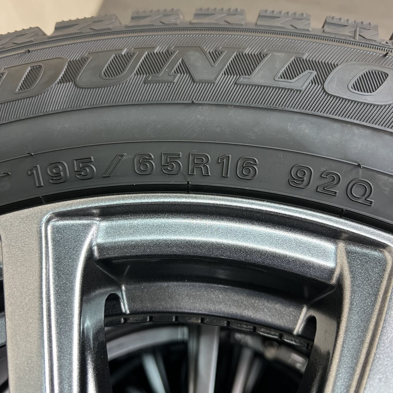 タイヤのみ]スタッドレスタイヤ 195/65R16 DUNLOP WINTERMAXX WM02 4本 