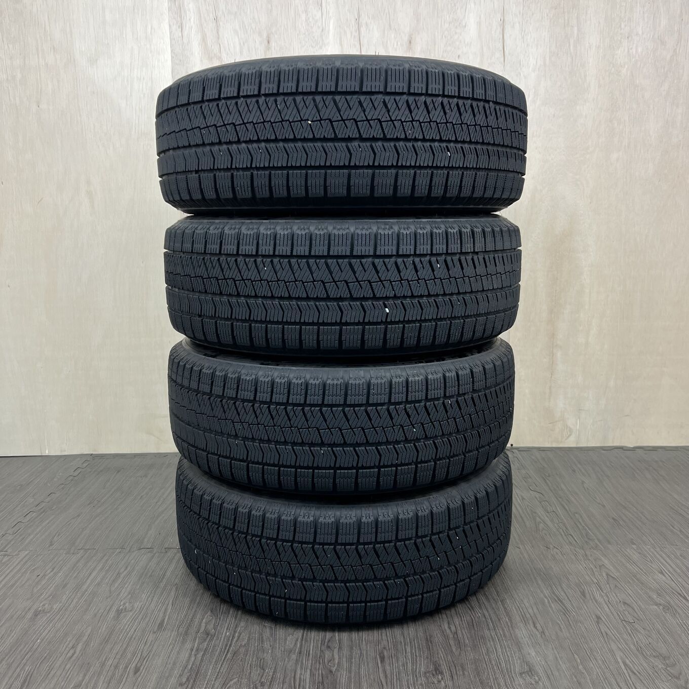 BRIDGESTONE VRX2 215/60R16 21年製スタッドレスタイヤ タイヤのみ]スタッドレスタイヤ 215/60R16 BRIDGESTONE BLIZZAK VRX2 4