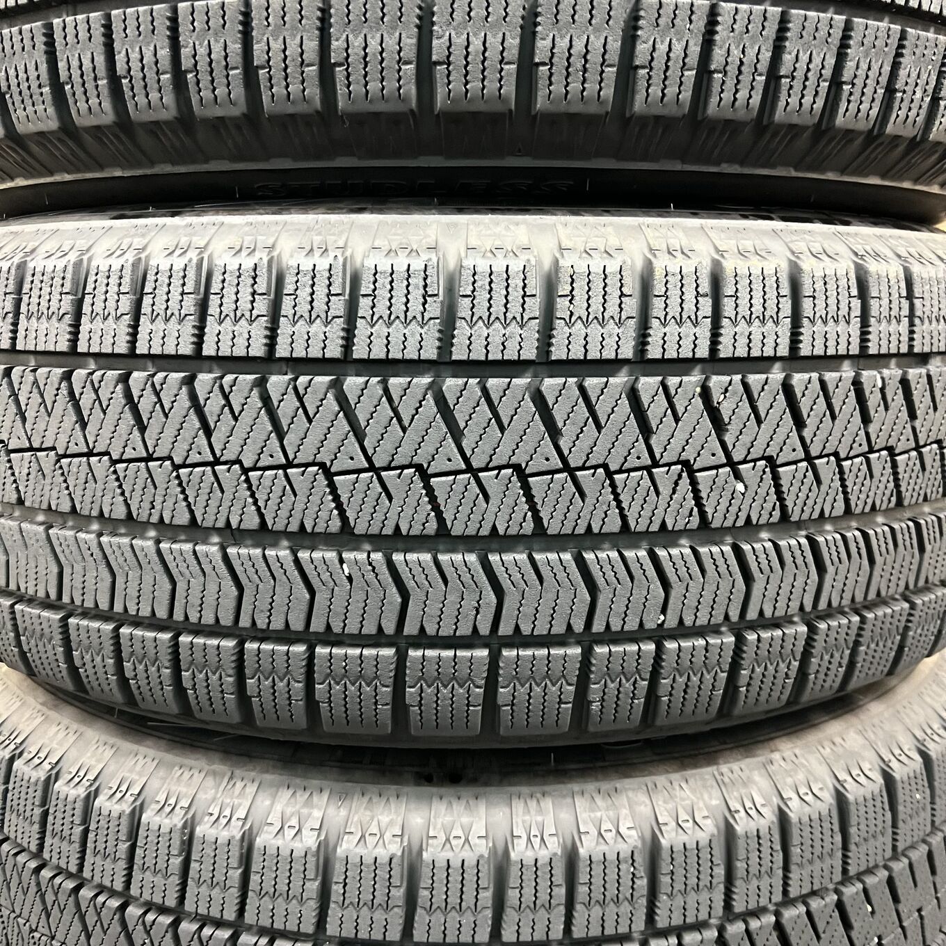 タイヤのみ]スタッドレスタイヤ 215/60R16 BRIDGESTONE BLIZZAK VRX2 4