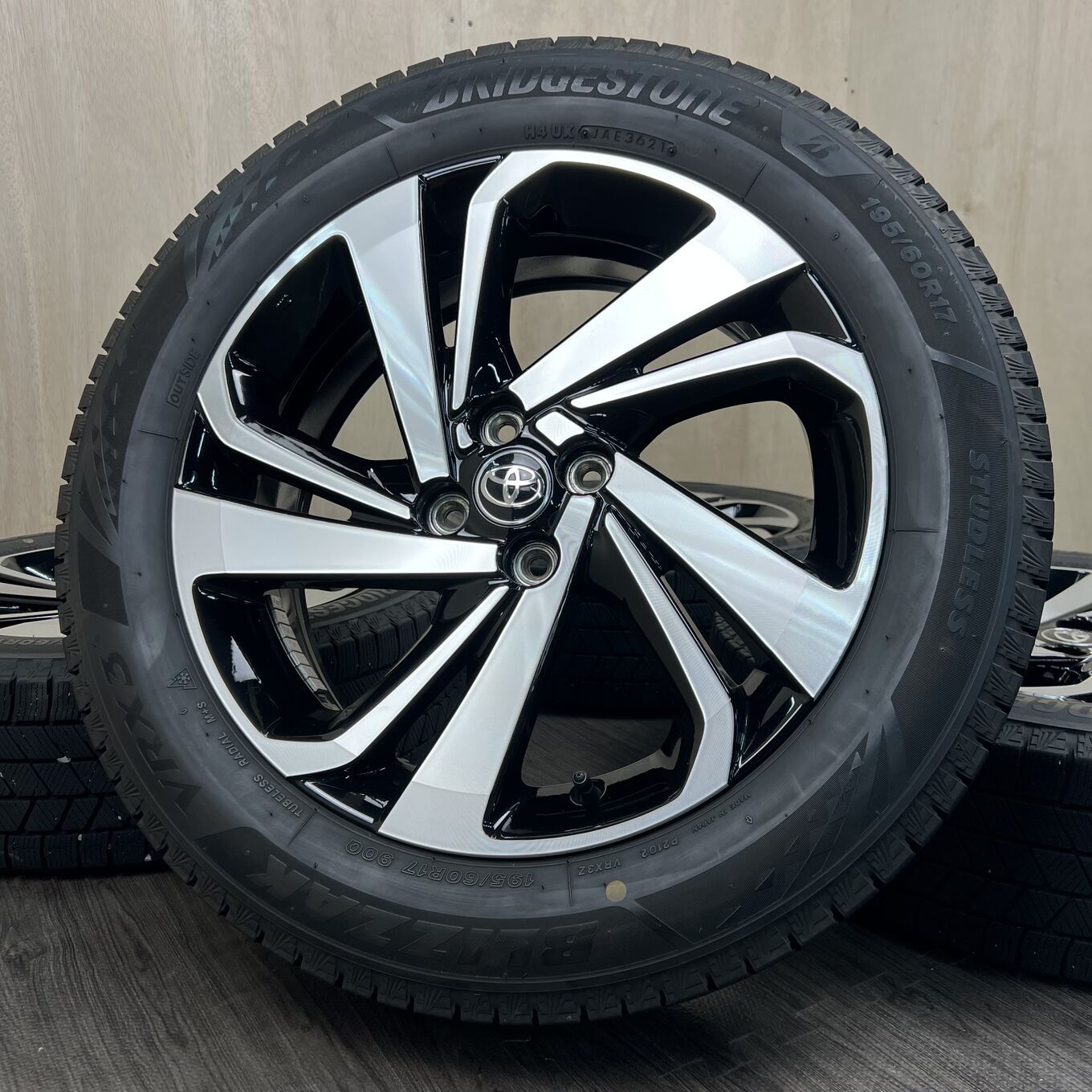 [セット]TOYOTA 17インチ + BRIDGESTONE スタッドレスタイヤ 195/60R17 #50S40426