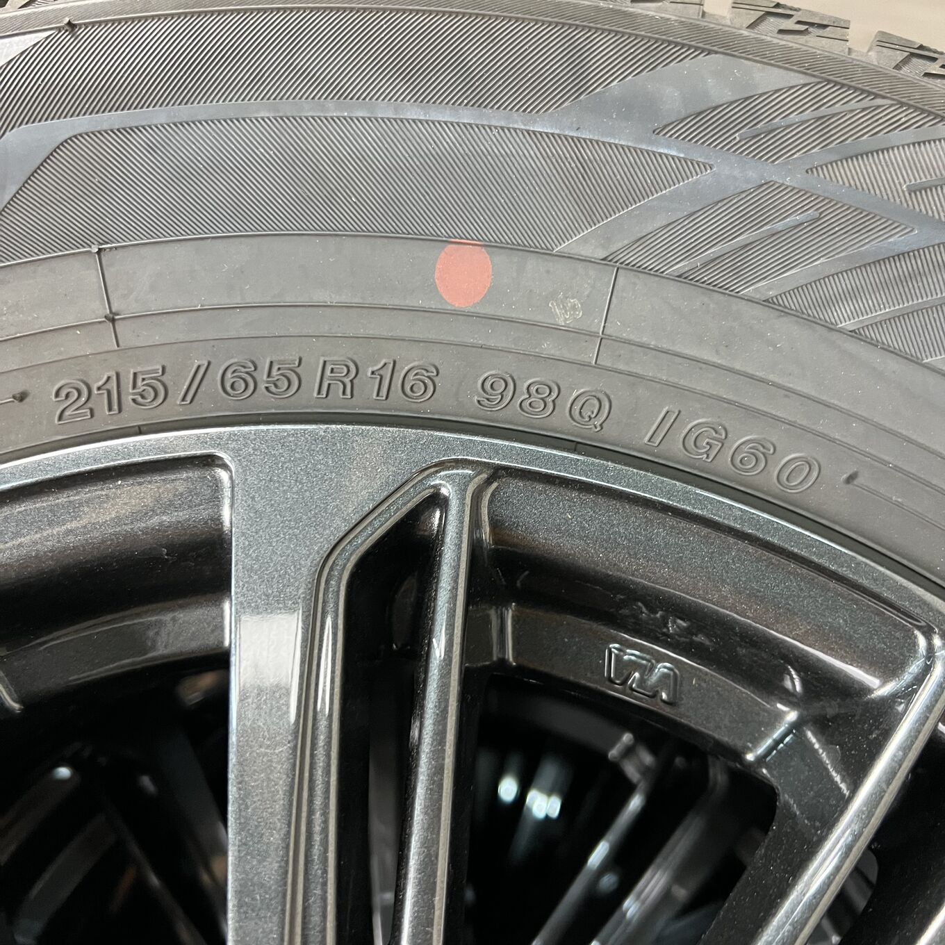 セット]MILLOUS 16インチ + YOKOHAMA スタッドレスタイヤ 215/65R16